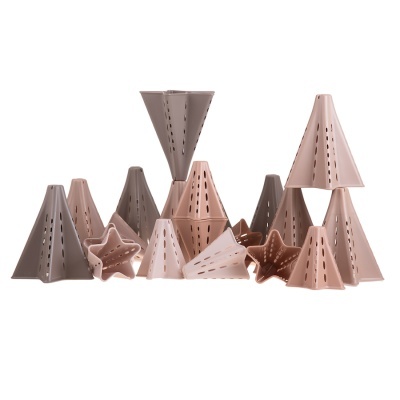 Conjunto de peças plásticas triangulares e em forma de estrela em várias cores