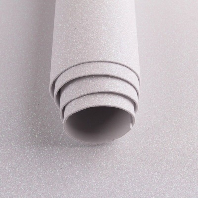 Folhas de papel branco enroladas com textura fina e ligeiramente brilhante