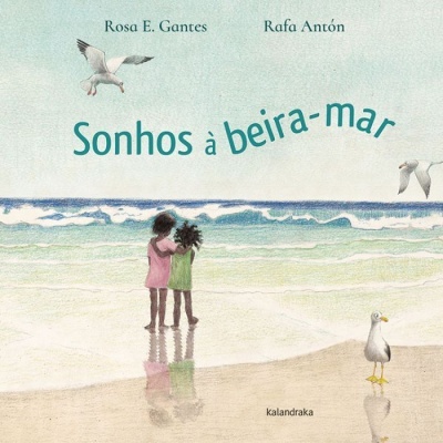 Capa de livro infantil 'Sonhos à beira-mar' com ilustração de duas crianças na praia e gaivotas