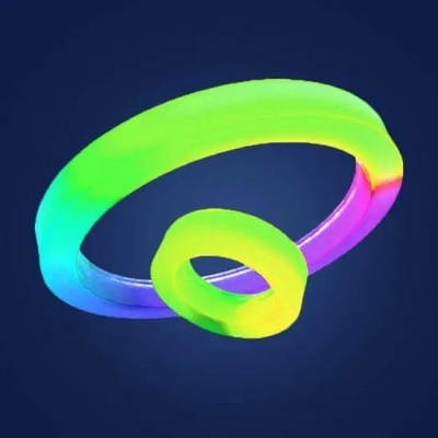 Dois anéis coloridos em degradê num fundo azul escuro