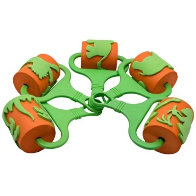 Cinco rolos de pintura verde e laranja com padrões de puzzle