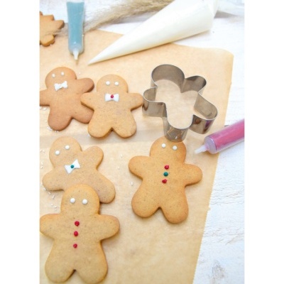 Bolachas de gengibre decoradas e utensílios de confeitaria