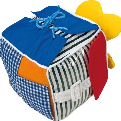 Cubo de tecido colorido com padrões variados e cinto branco com fivela