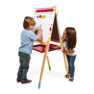 Crianças a desenhar num quadro branco infantil de madeira com ímanes coloridos