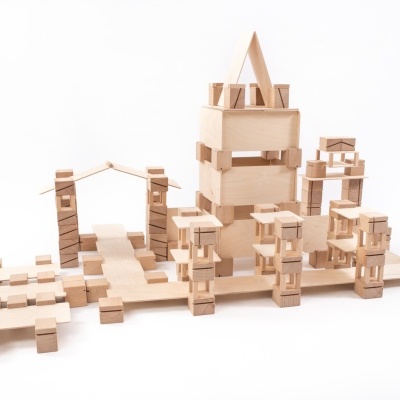 Estruturas feitas de blocos de madeira natural