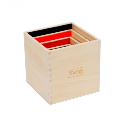 Conjunto de caixas quadradas em madeira natural com interiores coloridos