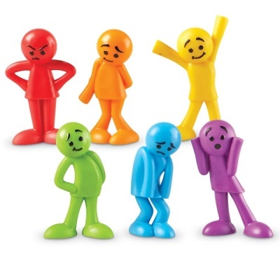 Seis figuras humanas coloridas de plástico com expressões faciais variadas em fundo branco