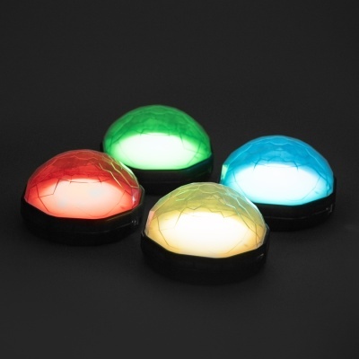 Quatro luzes LED coloridas em forma de cúpula com superfície texturizada translúcida