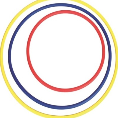 Três aros de plástico coloridos sobre fundo branco