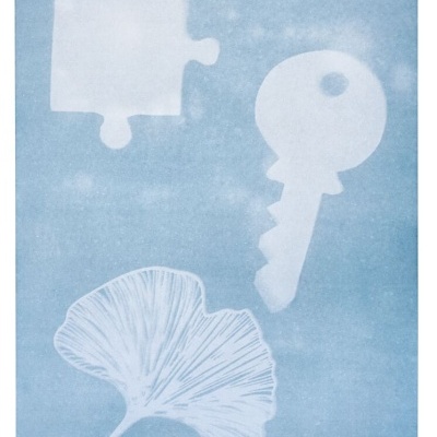 Silhuetas brancas de peça de puzzle, chave e folha em fundo azul texturizado