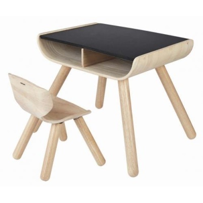 Mesa infantil de madeira com tampo preto e cadeira