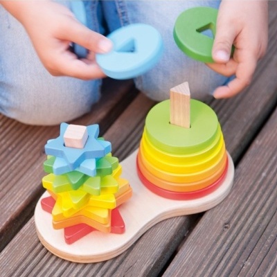Brinquedo de empilhar colorido em madeira com estrela e círculos