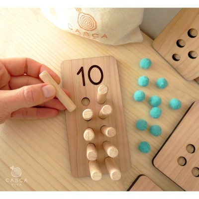 Jogo de contagem em madeira com pinos e bolas azuis