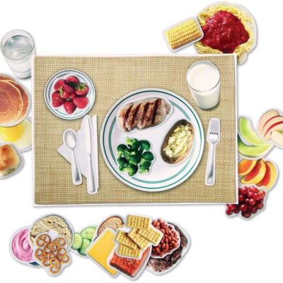 Diversos alimentos organizados em pratos sobre um suporte retangular, incluindo carnes, legumes, frutas e produtos de padaria.