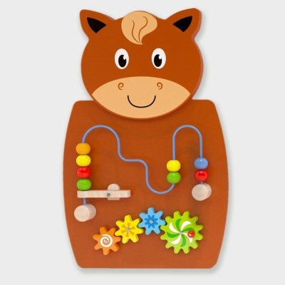 Painel lúdico de madeira com tema de cavalo e elementos coloridos para brincar