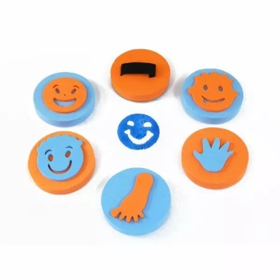 Set de seis peças de espuma coloridas com formas e expressões distintas sobre fundo branco