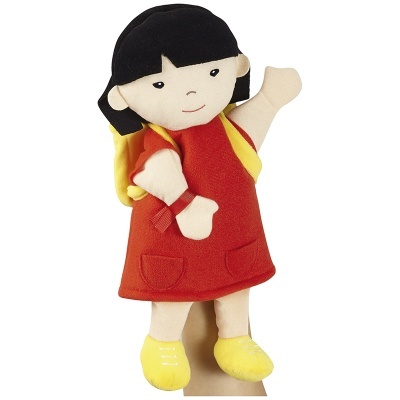 Puppet de mão infantil com vestido vermelho e mochila amarela