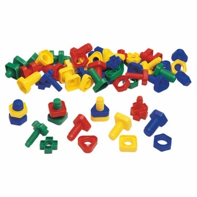 Parafusos e porcas de plástico coloridos sobre fundo branco.