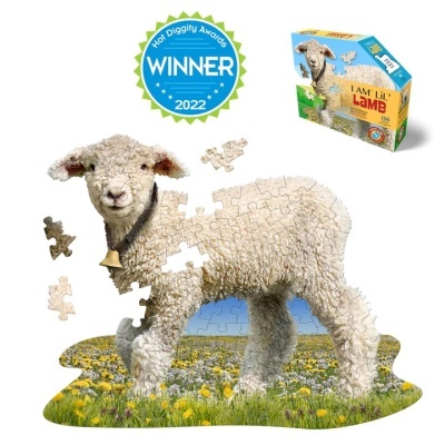 Quebra-cabeças tridimensional de cordeiro na relva com embalagem ao fundo