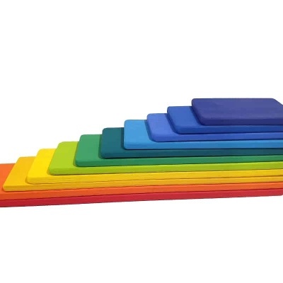 Pranchas retangulares coloridas empilhadas por tamanho