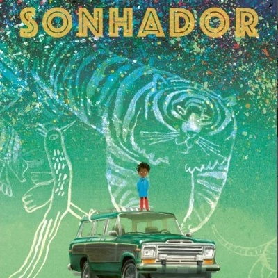 Capa de livro SONHADOR com ilustração de criança em cima de carro e fundo com desenhos de tigre e aves.