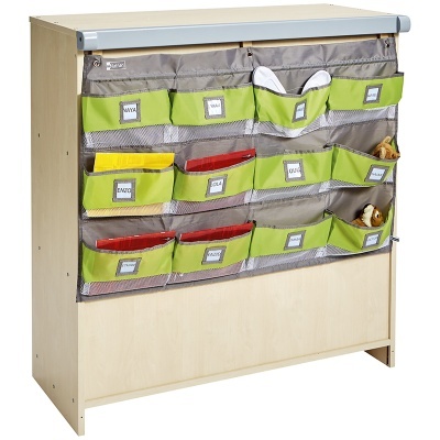 organizador de tecido com bolsos coloridos em estrutura de madeira clara