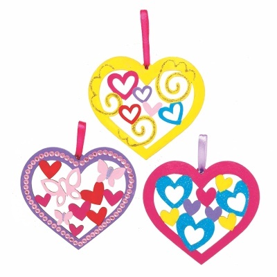 Três decorações de coração coloridas com padrões e fitas