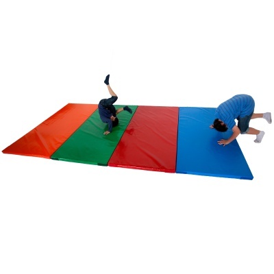 Tapete de ginástica colorido com quatro painéis e duas crianças a praticar ginástica