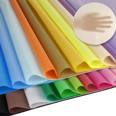 Tecidos coloridos em várias cores organizados em camadas com detalhe circular mostrando transparência