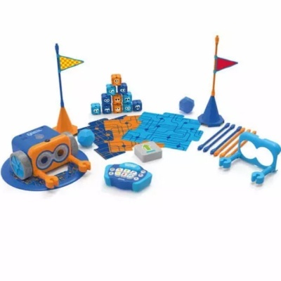 Brinquedos de programação robótica azuis e laranja com bandeiras e cubos numerados