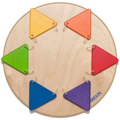 Jogo de madeira com base circular e peças triangulares coloridas