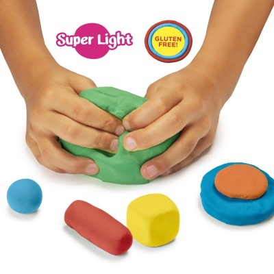 Mãos a moldar massa de modelar colorida com textos Super Light e GLUTEN FREE
