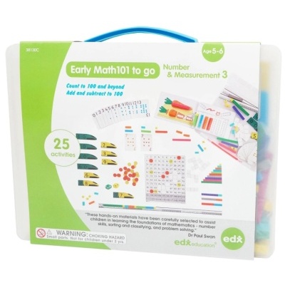 Mala transparente com materiais educativos de matemática para crianças, capa com texto e imagens coloridas