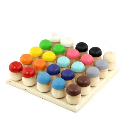 Jogo de madeira com peças coloridas em forma de cogumelos sobre base quadrada