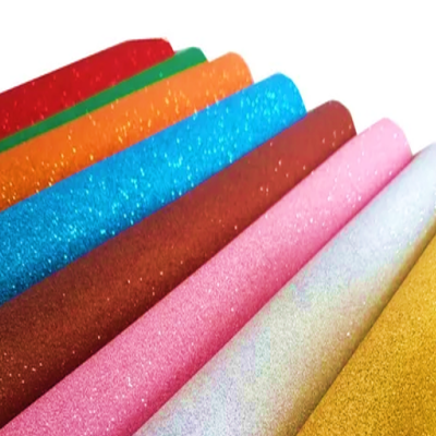 Tecidos ou papéis brilhantes em várias cores alinhados