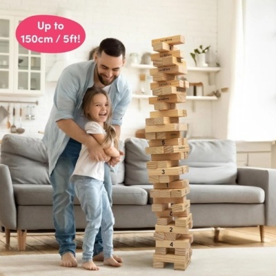 Jogo de torre de blocos de madeira com números, família em sala moderna com sofá cinza.