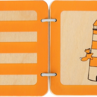 Livro infantil de madeira com farol e gato desenhados e bordas laranja