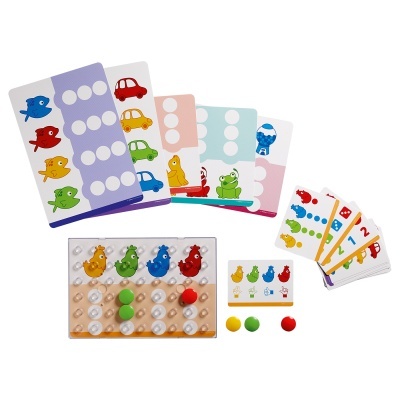 Jogo educativo com cartas coloridas, tabuleiro e bolas