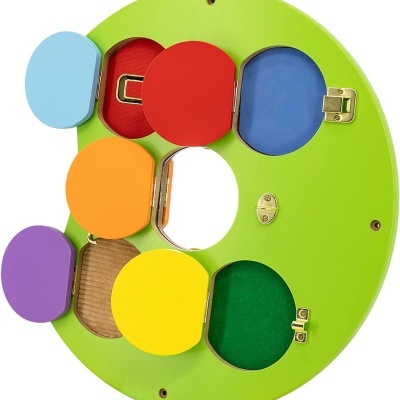 Objeto de madeira verde com portas coloridas e espelho no centro