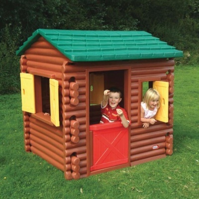 Casinha infantil de plástico estilo madeira com porta vermelha e janelas amarelas em relva
