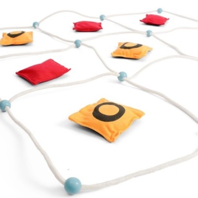 Rede de jogo infantil com almofadas coloridas e bolas azuis