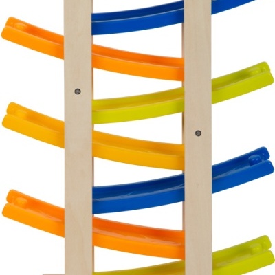 Brinquedo de rampa colorido com carros pequenos em madeira e plástico.