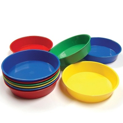 Tigelas plásticas coloridas empilhadas