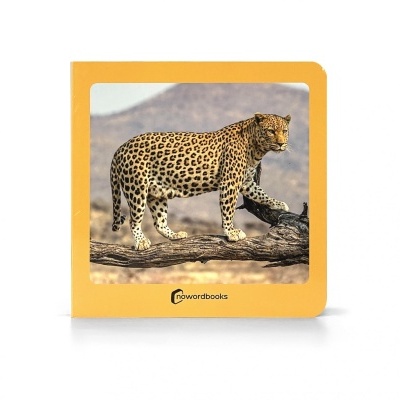 Livro infantil com capa amarela e imagem de um leopardo em tronco de árvore