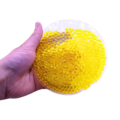 Disco transparente com esferas amarelas nas mãos