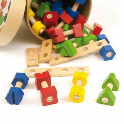 Blocos de madeira coloridos com parafusos e peças de madeira clara com orifícios