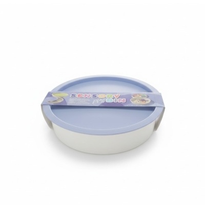 Recipiente redondo branco com tampa azul claro e rótulo colorido