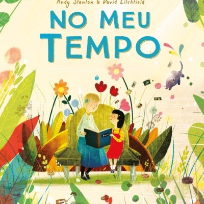 Capa de livro 'NO MEU TEMPO' com ilustração de uma pessoa idosa a ler para uma criança entre flores e plantas.