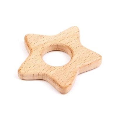 Brinquedo de madeira em forma de estrela com orifício no centro