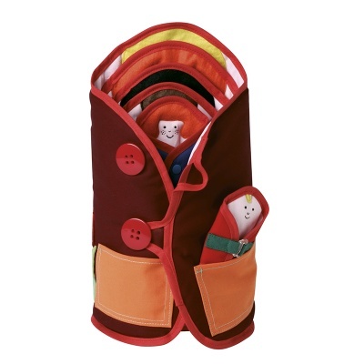 Casaco de tecido para bonecos com botões e bolsos, bonecos dentro